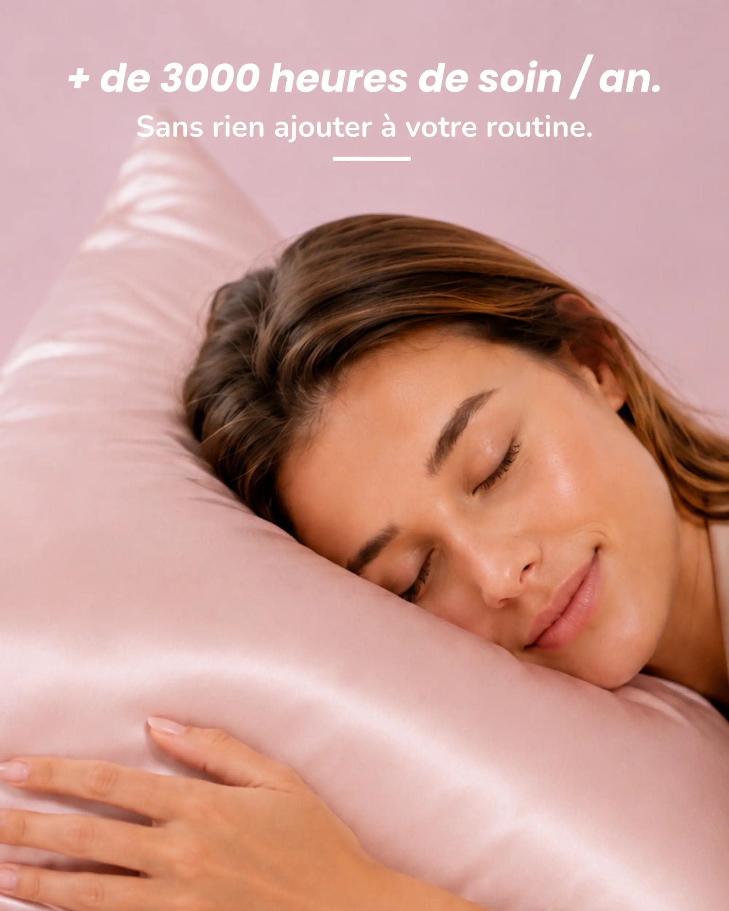 Femme endormie sur une taie d'oreiller en soie de mûrier rose Nesely : plus de 3000 heures de soin par an, sans rien changer à sa routine