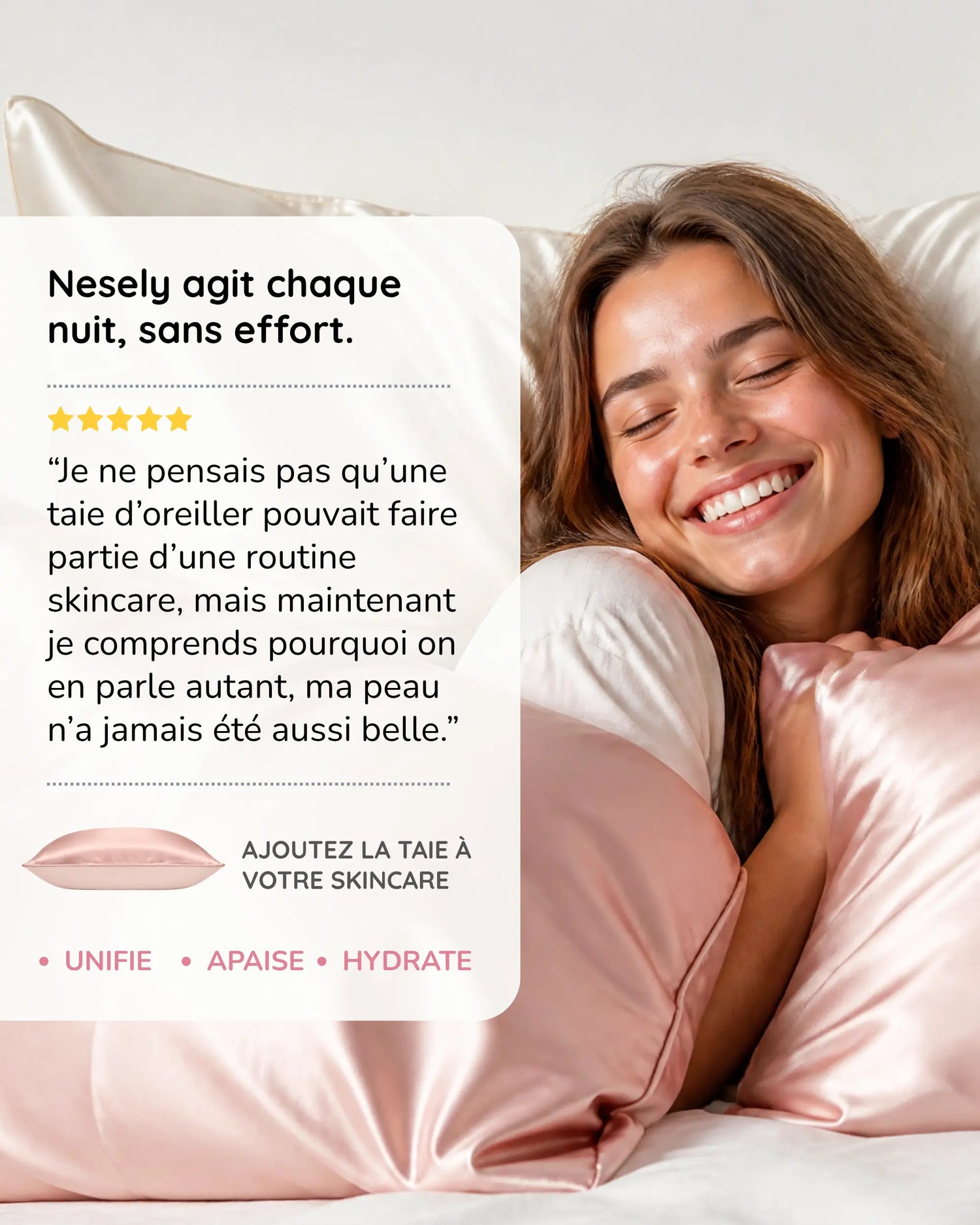 Avis client 5 étoiles : femme souriante avec sa taie d'oreiller en soie Nesely