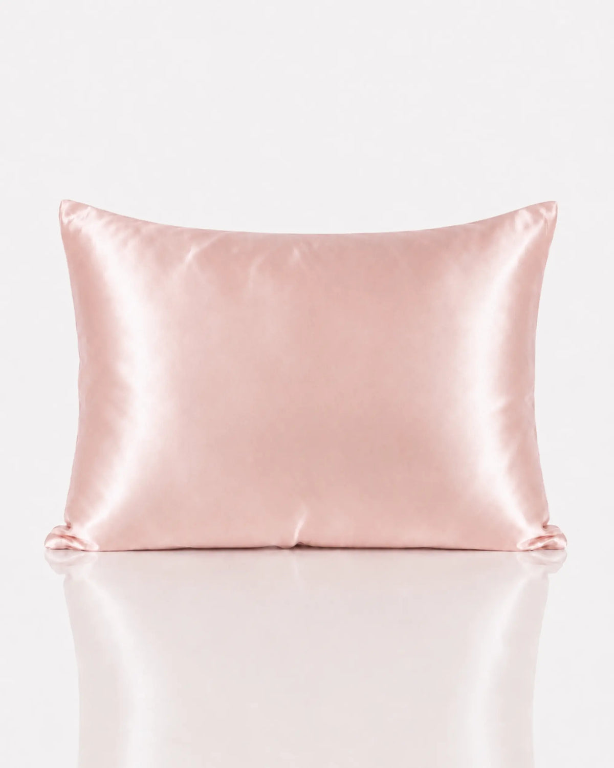 Taie d'oreiller en soie de mûrier Nesely, coloris rose poudré, sur fond blanc